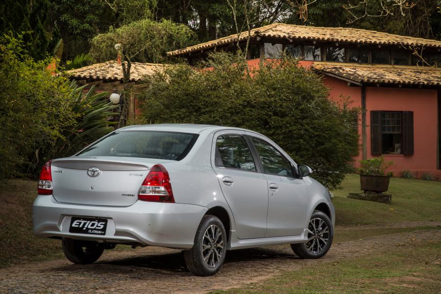 Toyota Etios Platinum Sedan 2016 года  (LA) (фото 8 из 10)